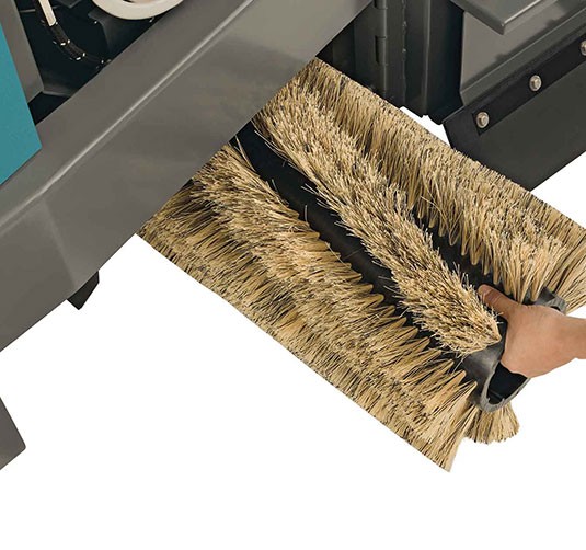 Escova da varredeira S30 de tamanho médio para operação com condutor.